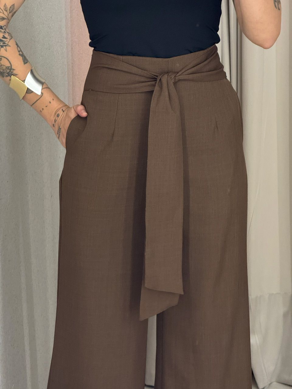 CALÇA CHARLOTTE AMARRAÇÃO MARROM
