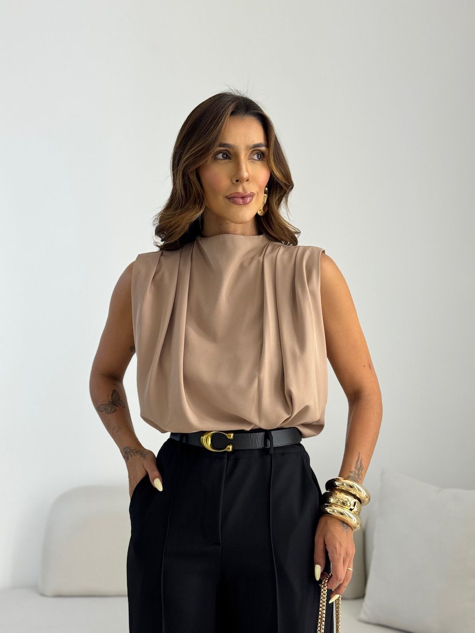 BLUSA LUARA PREGAS CAPUCCINO - 0068740125 - CAROLLA FERRARO