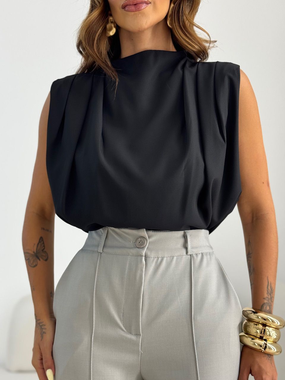 BLUSA LUARA PREGAS PRETO