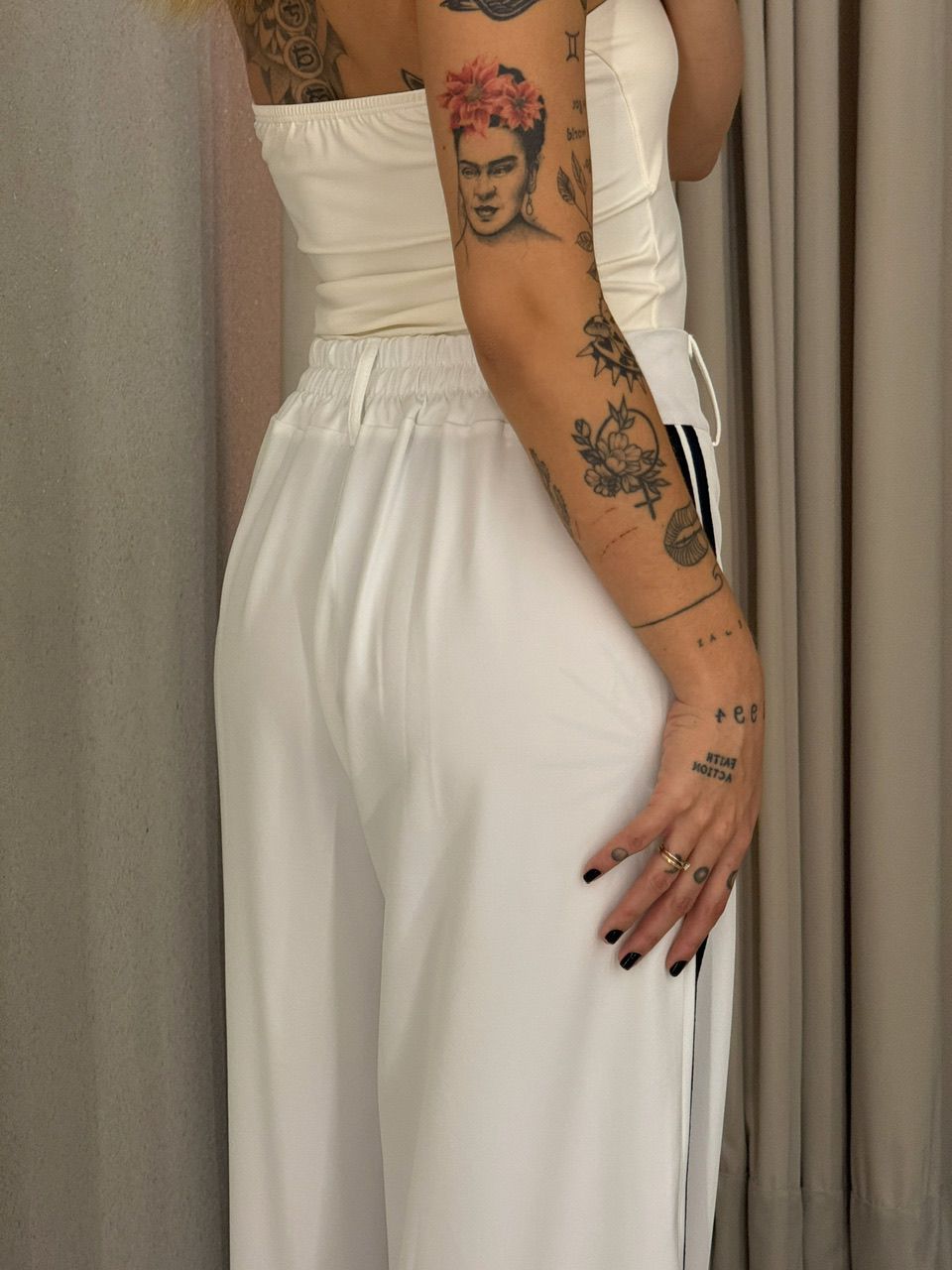CALÇA KATHERINE LISTRAS OFF