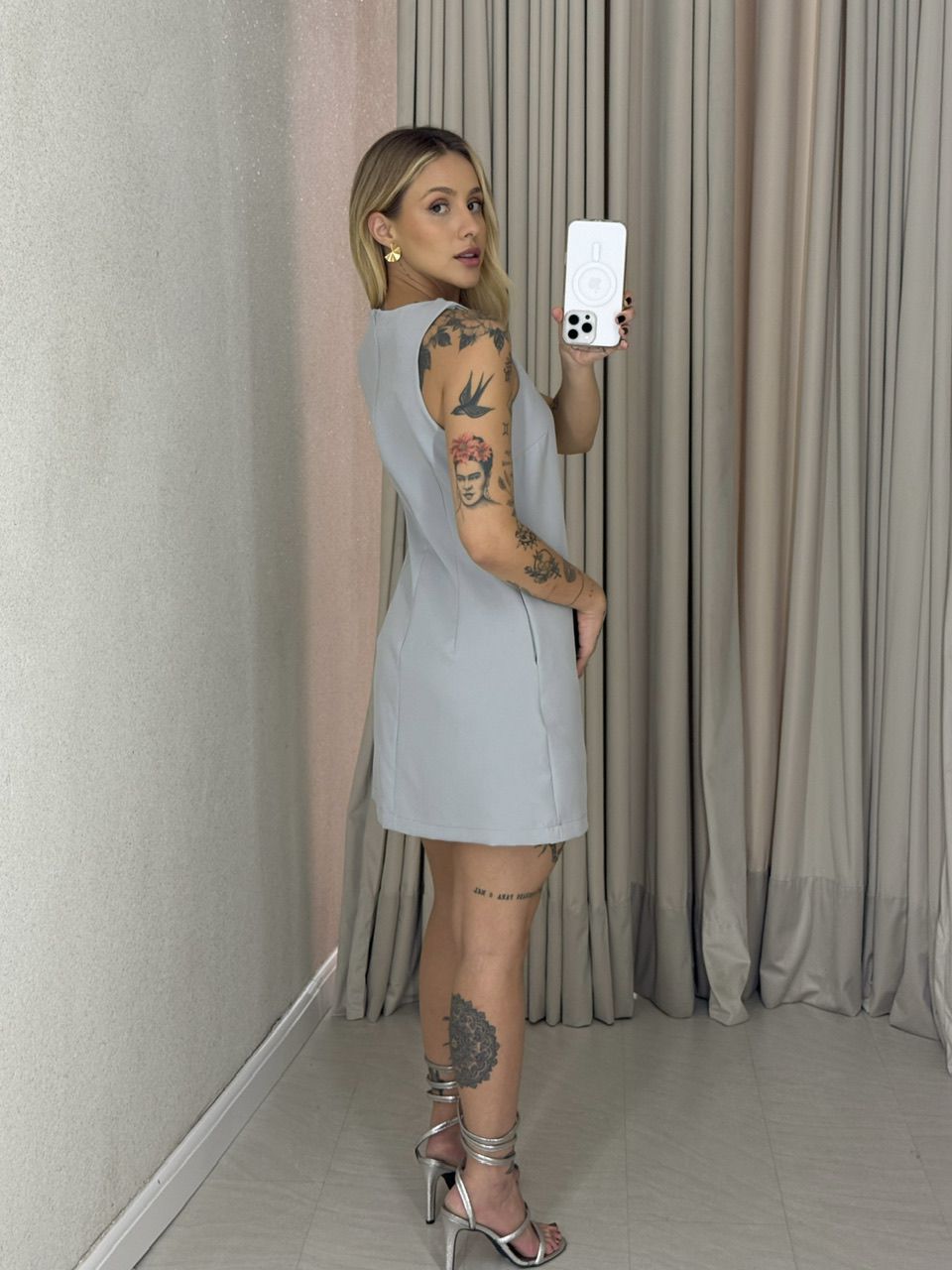 VESTIDO AGATHA CURTO CAVADO Cinza
