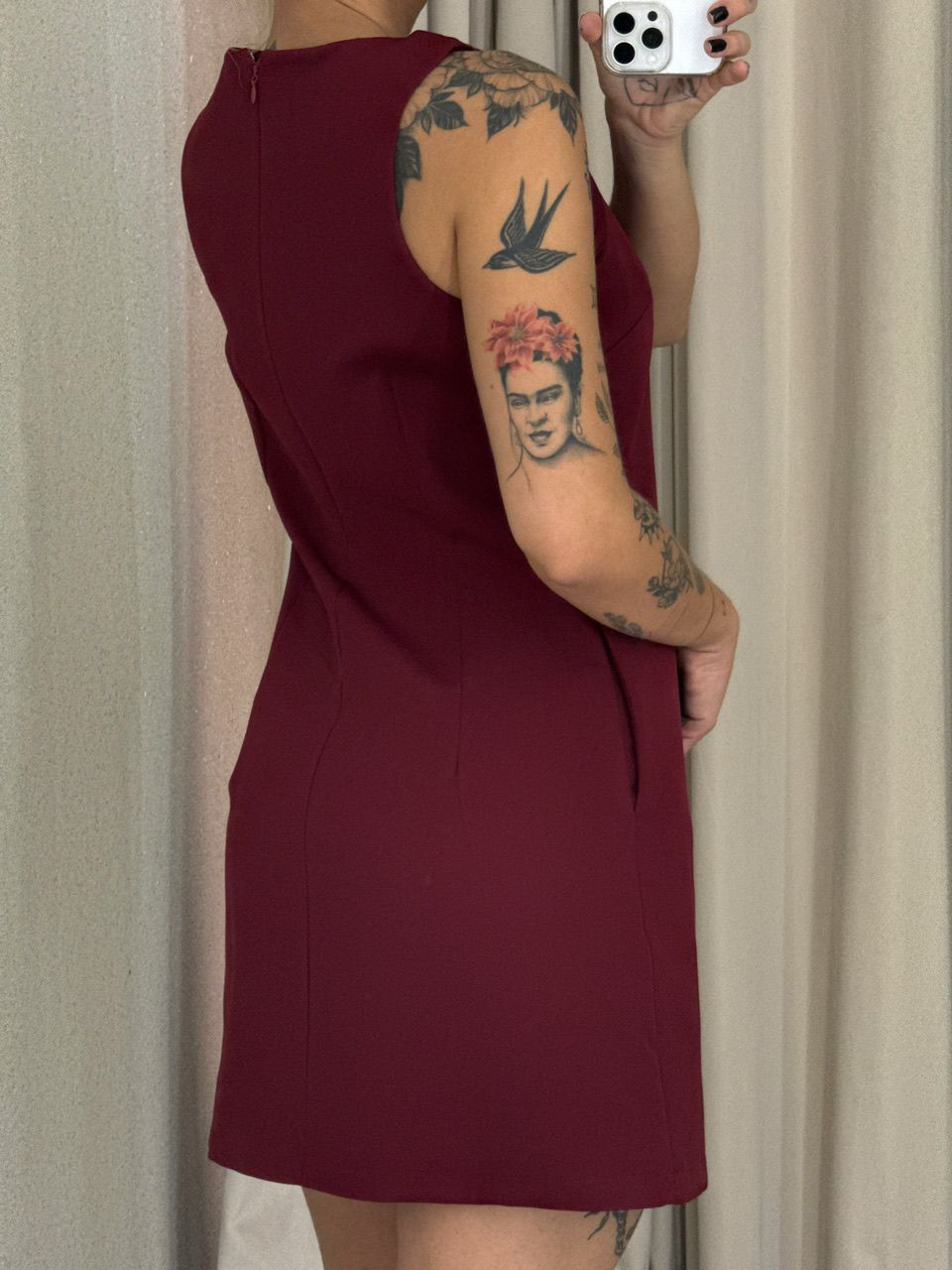 VESTIDO AGATHA CURTO CAVADO VINHO