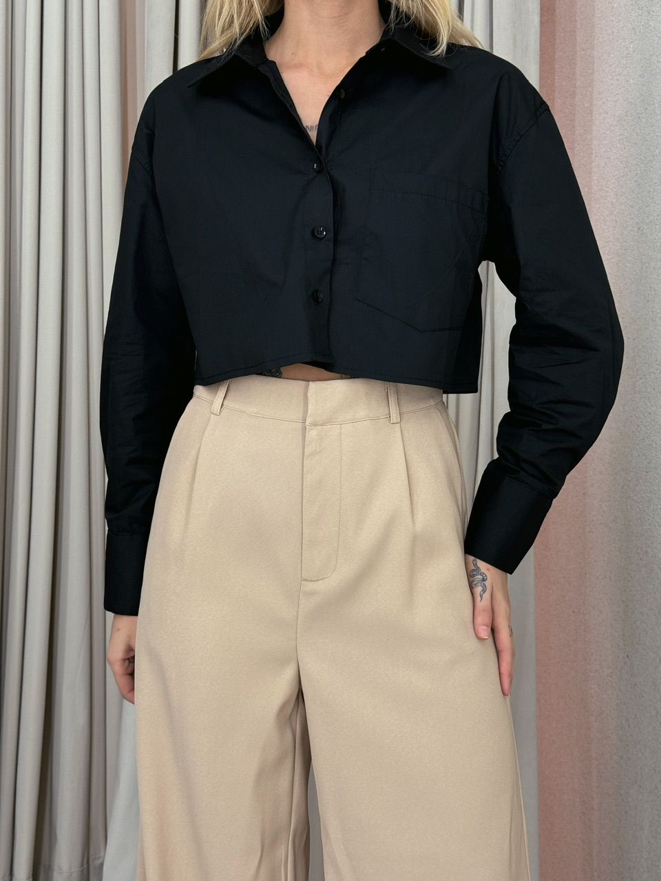CAMISA CROPPED LUNA PRETA