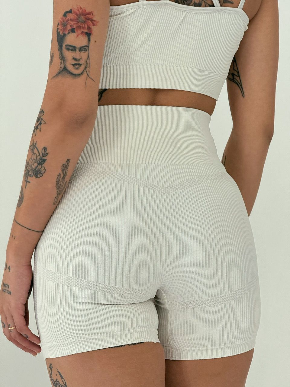 CONJUNTO TOP ALÇA SHORT AREIA