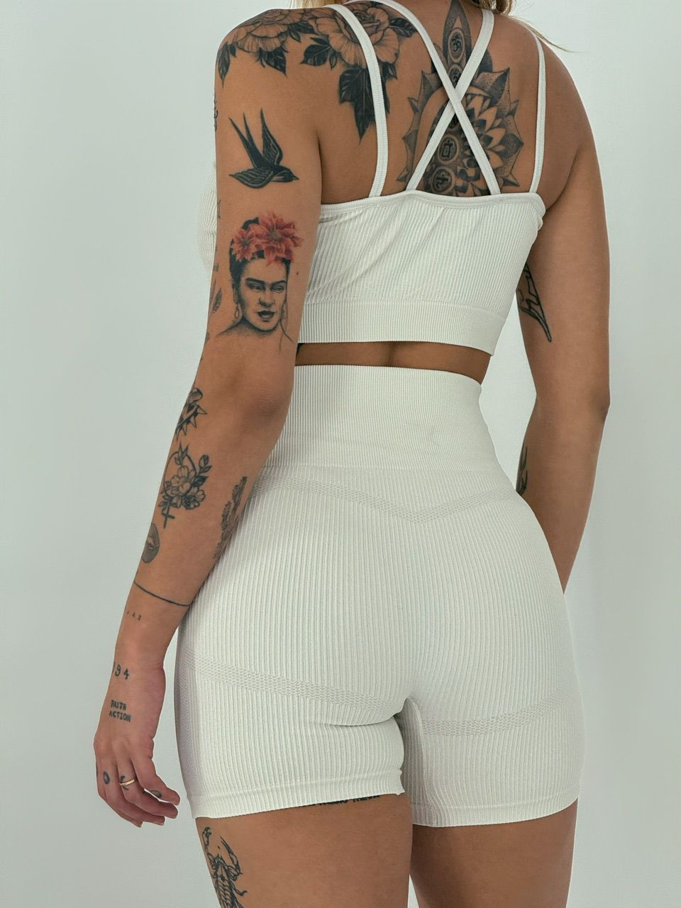 CONJUNTO TOP ALÇA SHORT AREIA