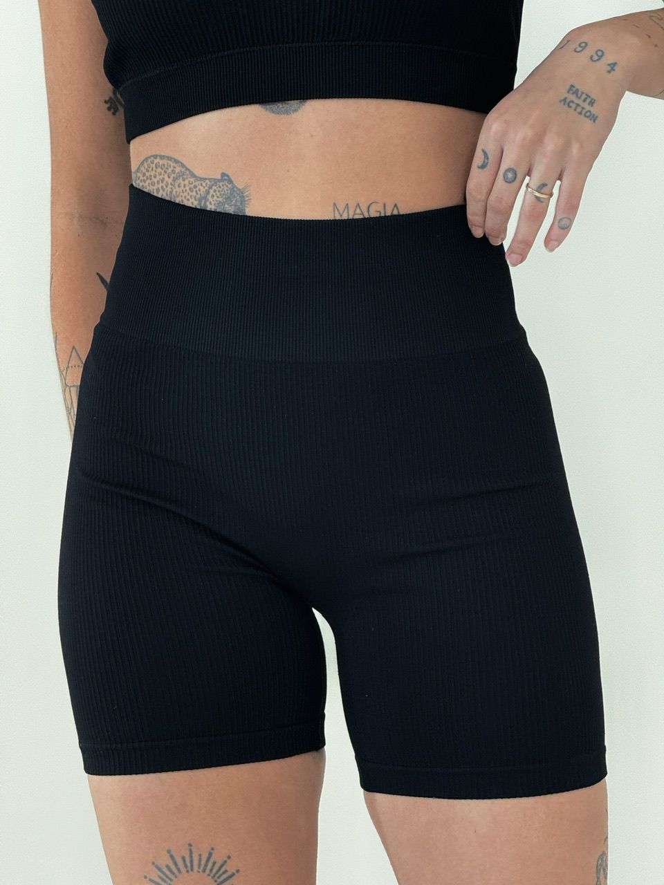 CONJUNTO TOP ALÇA SHORT PRETO