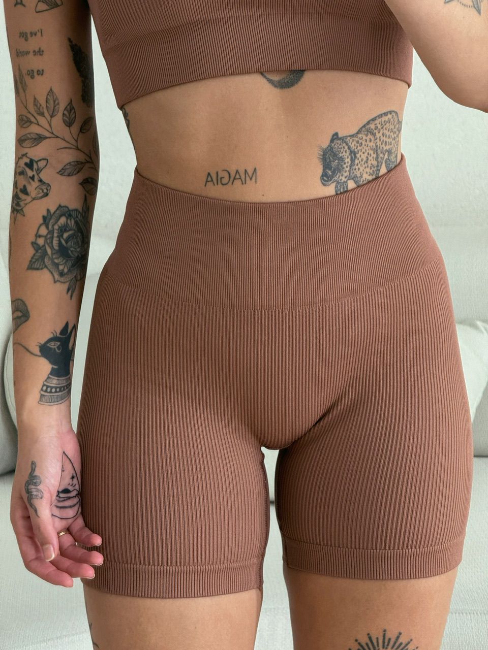 SHORT FITNESS CÓS ALTO MARROM