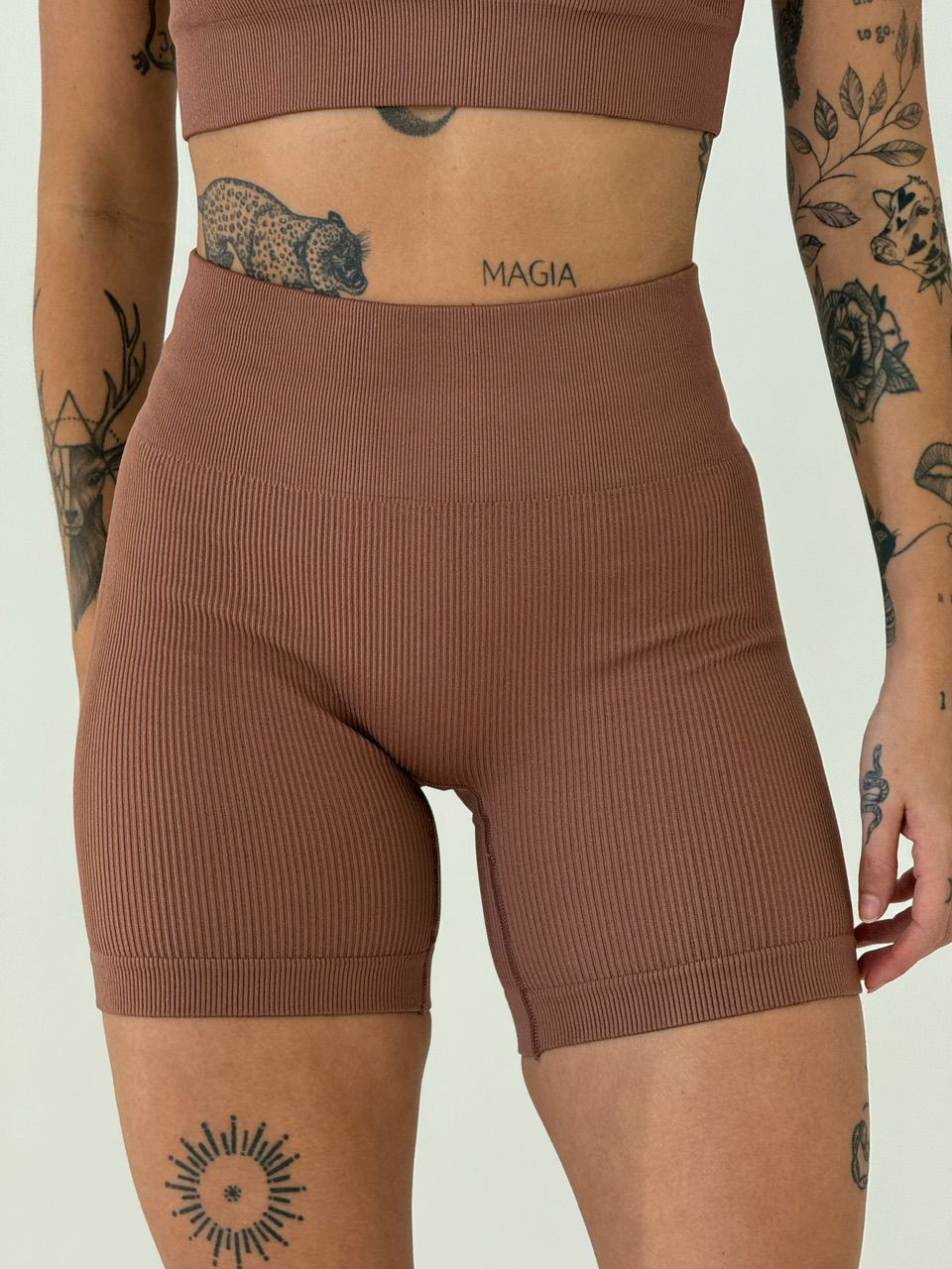 SHORT FITNESS CÓS ALTO MARROM