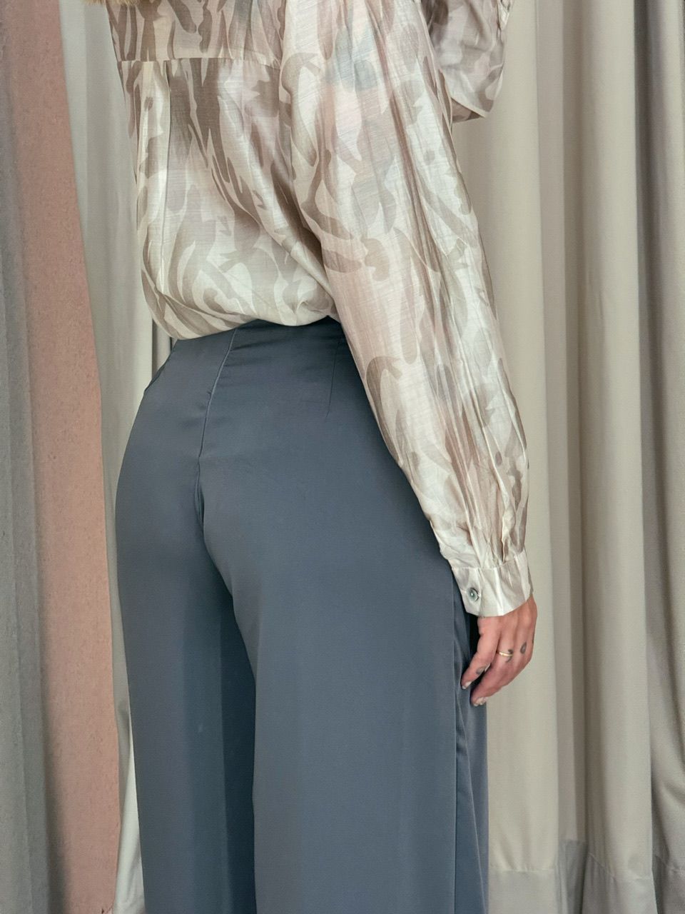 CALÇA SOFIA ACETINADA Cinza