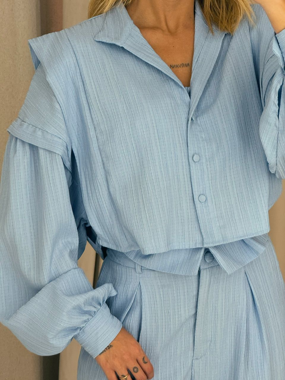 CAMISA CROPPED CF OVER BABY BLUE