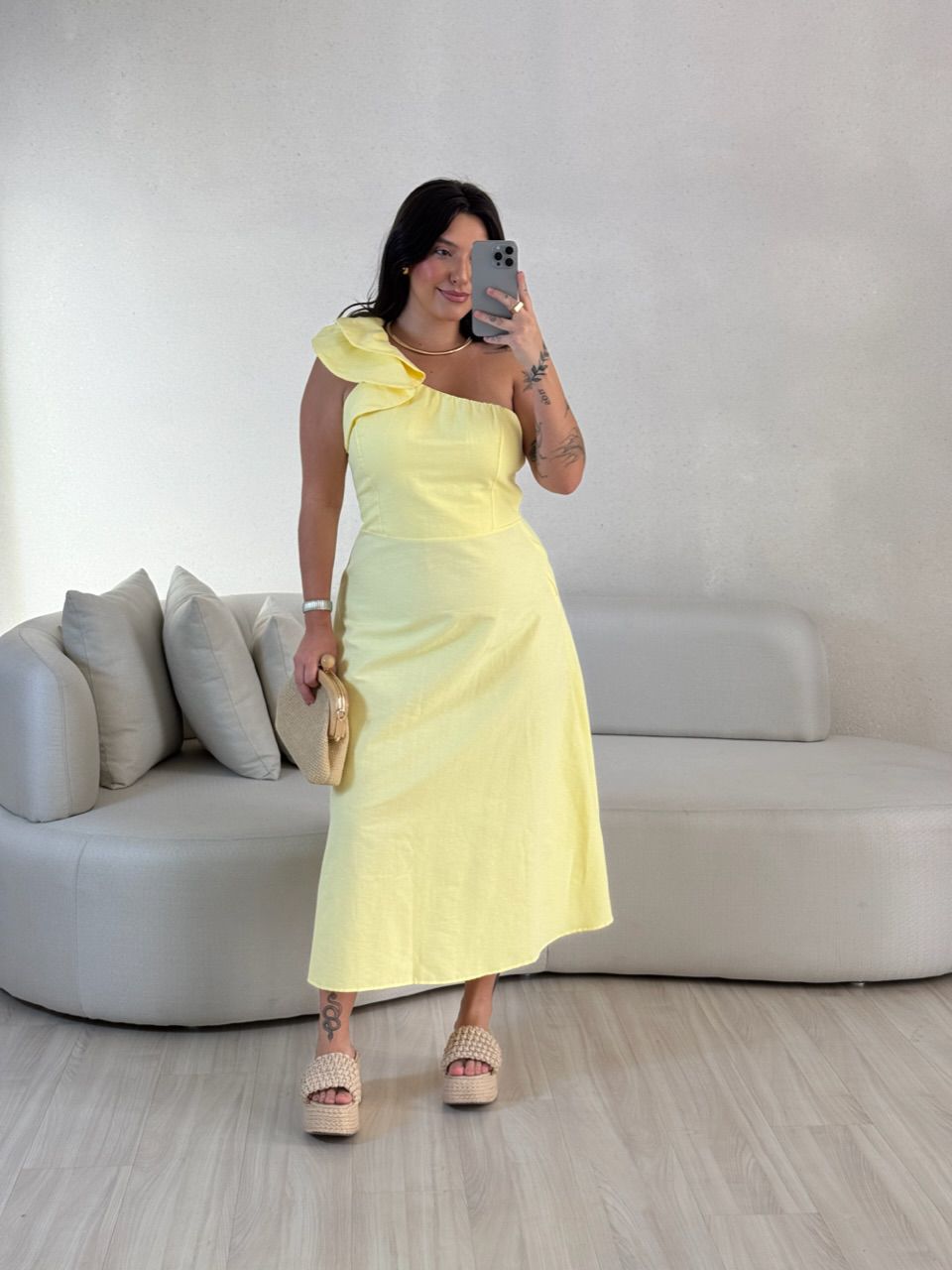 VESTIDO NULA MANGA BABADO AMARELO