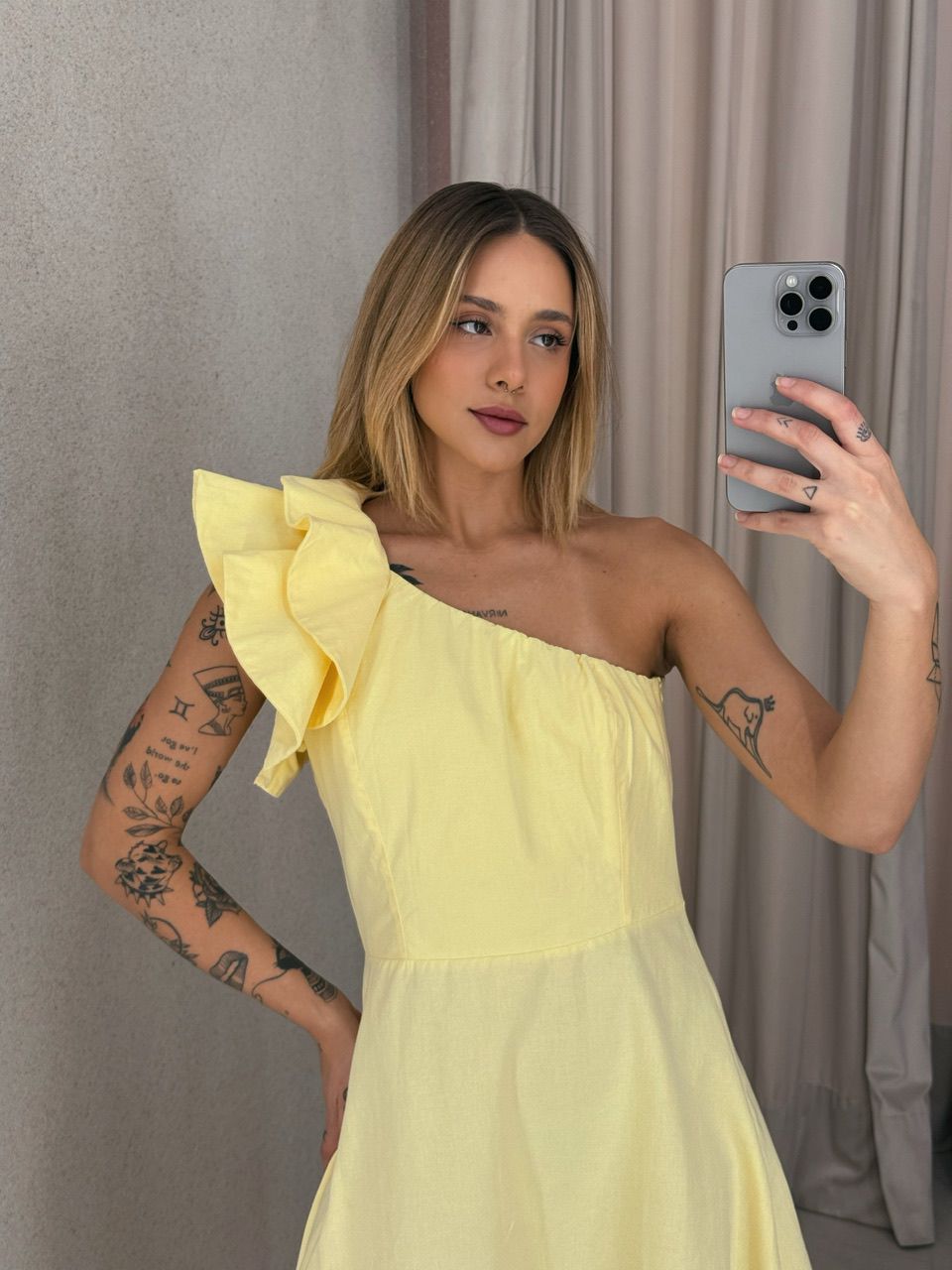 VESTIDO NULA MANGA BABADO AMARELO
