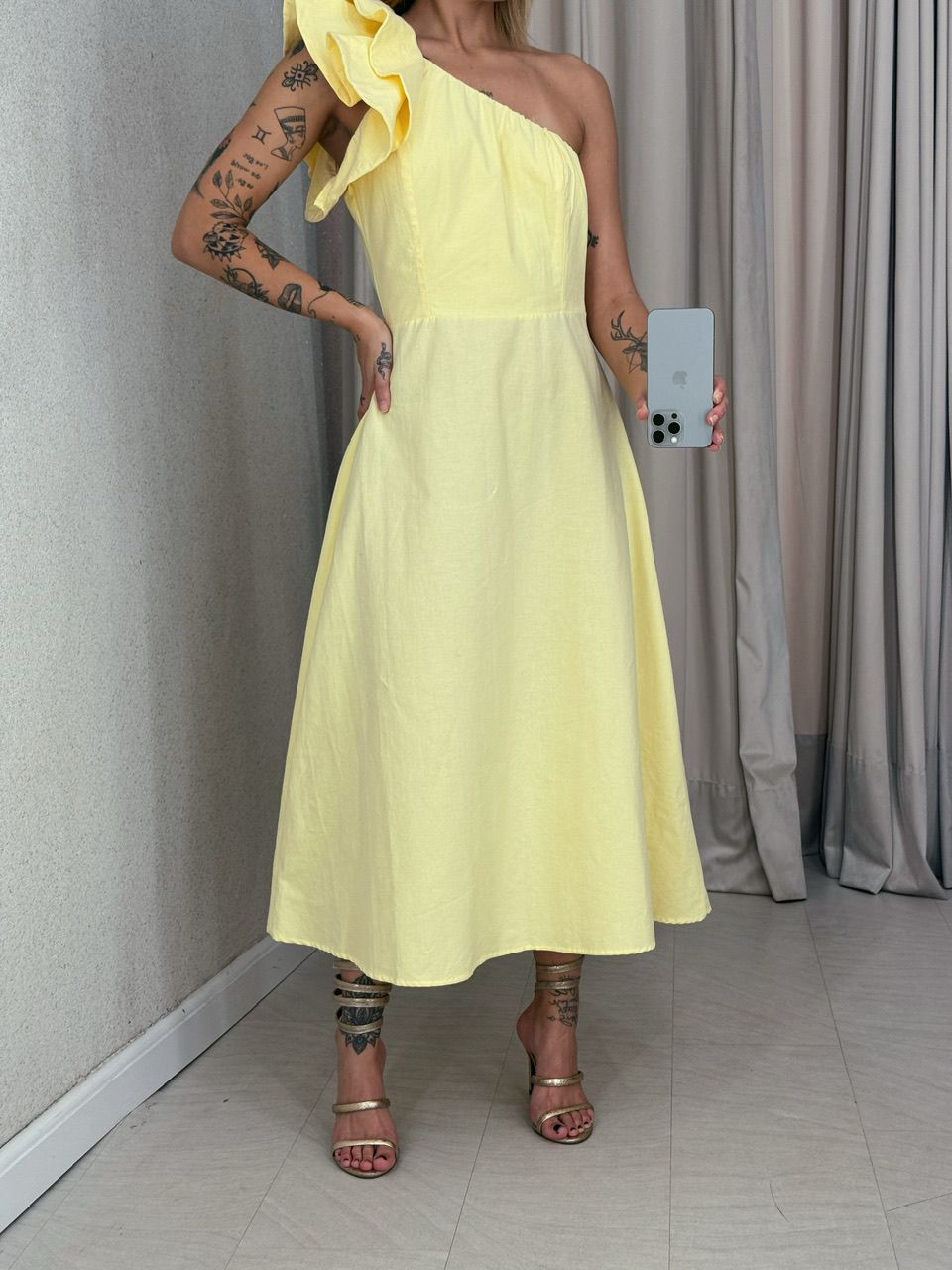 VESTIDO NULA MANGA BABADO AMARELO
