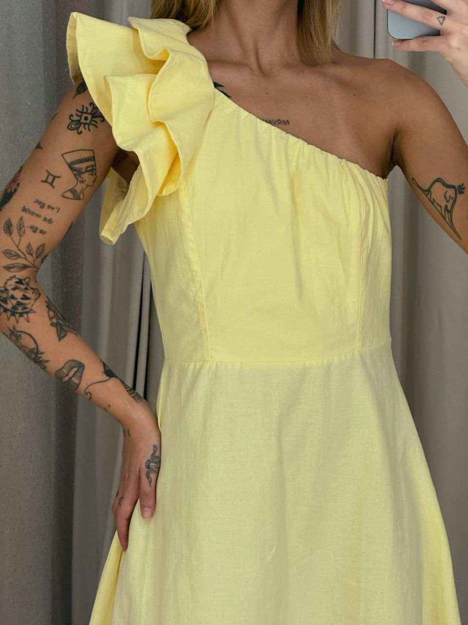 VESTIDO NULA MANGA BABADO AMARELO