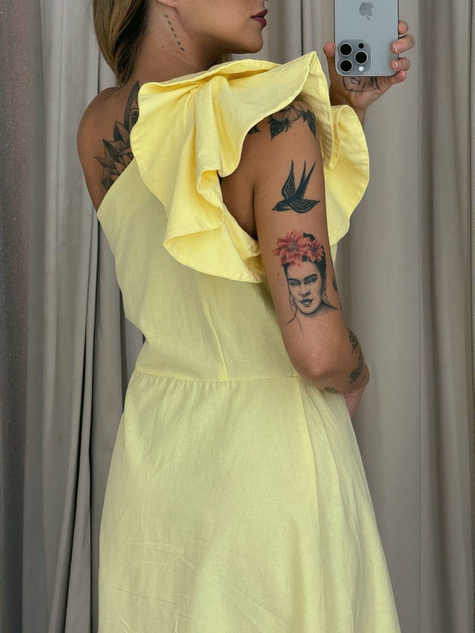 VESTIDO NULA MANGA BABADO AMARELO