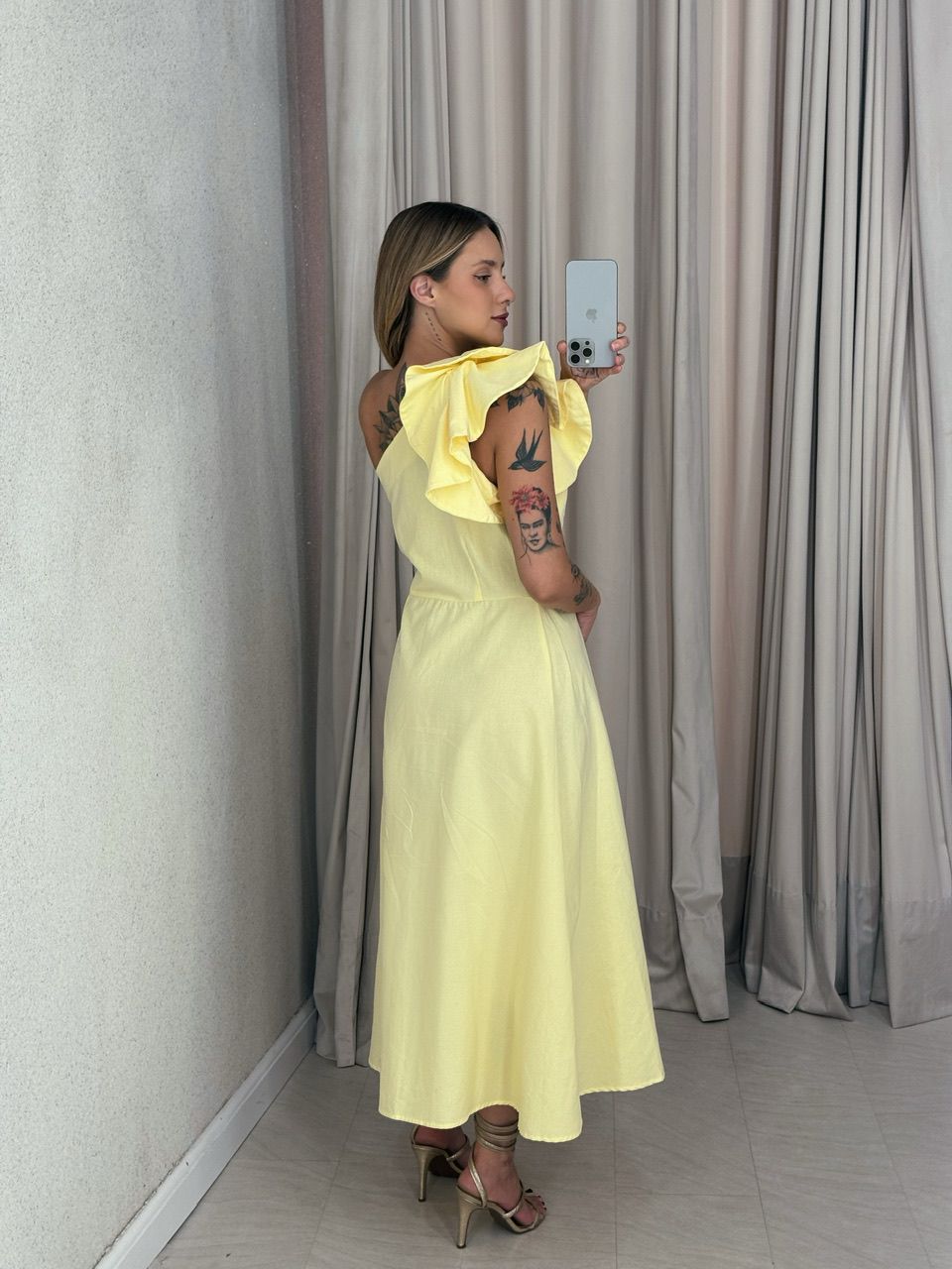 VESTIDO NULA MANGA BABADO AMARELO