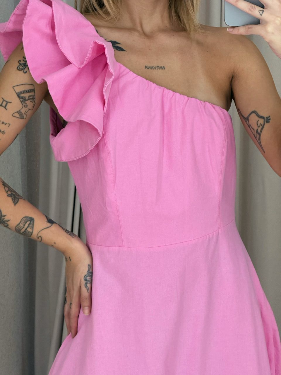 VESTIDO NULA MANGA BABADO ROSA