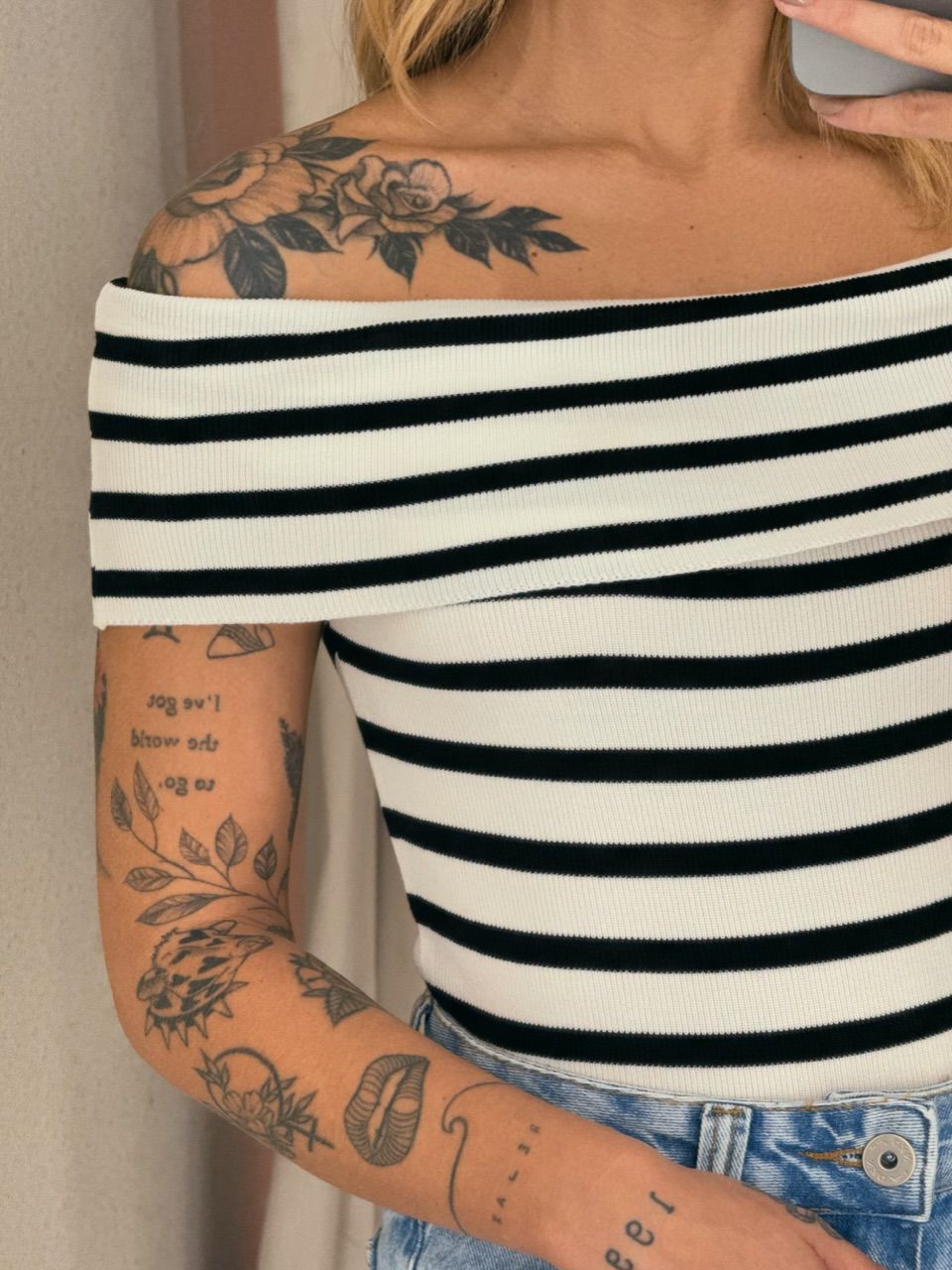 BLUSA ARIANA OMBRO A OMBRO OFF LISTRADA