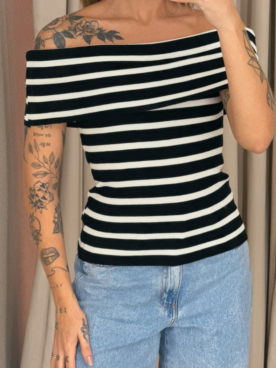 BLUSA ARIANA OMBRO A OMBRO PRETA LISTRADA
