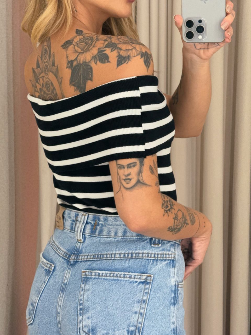 BLUSA ARIANA OMBRO A OMBRO PRETA LISTRADA