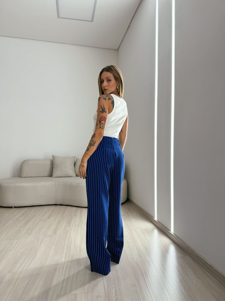 CALÇA RAFAELA RISCA DE GIZ AZUL