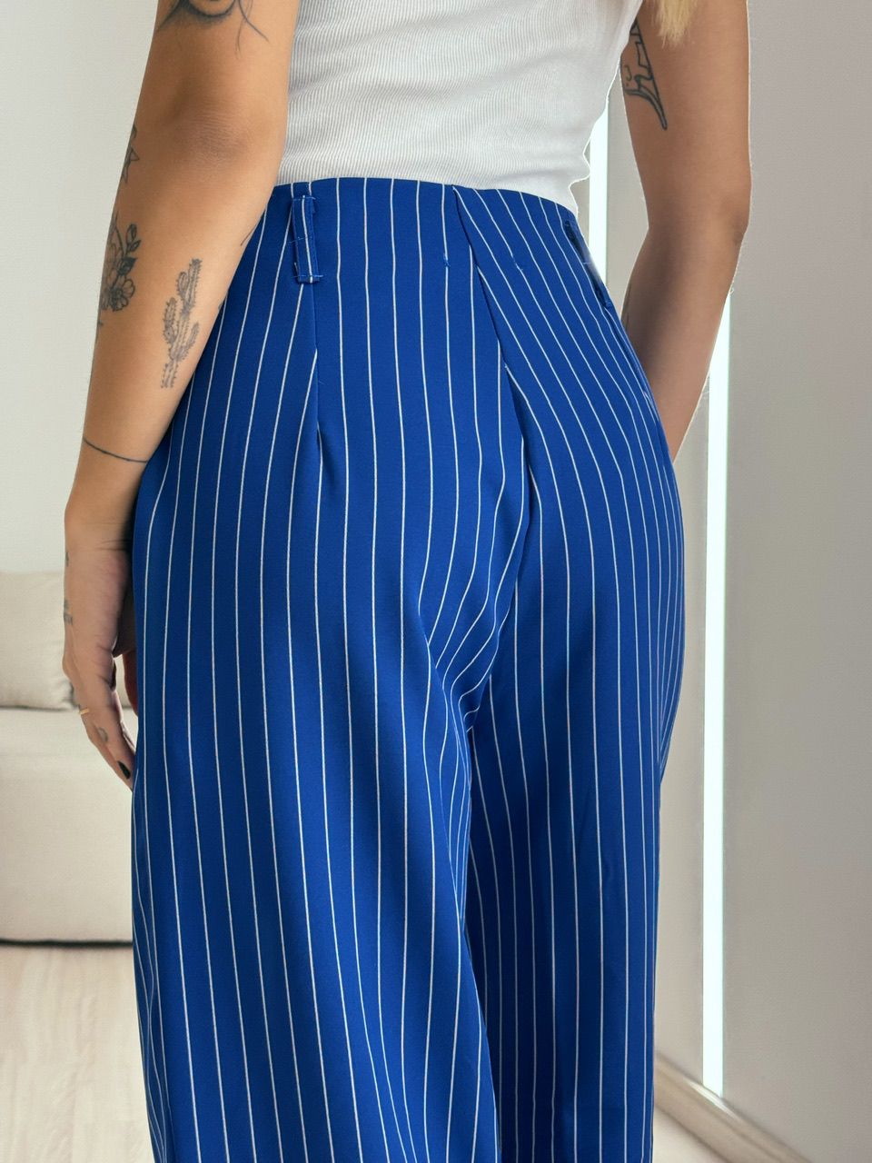 CALÇA RAFAELA RISCA DE GIZ AZUL