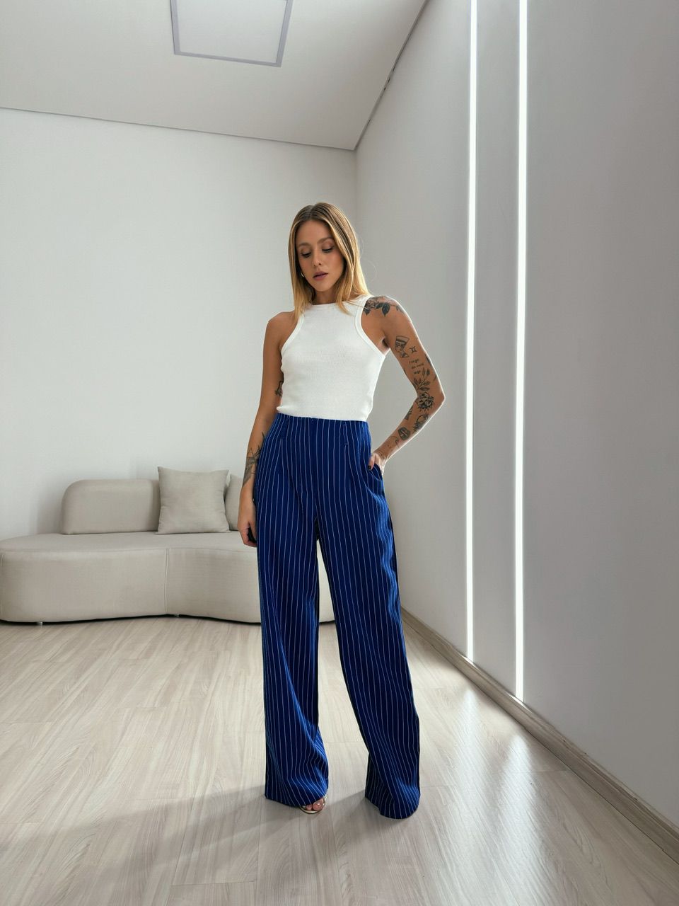 CALÇA RAFAELA RISCA DE GIZ AZUL