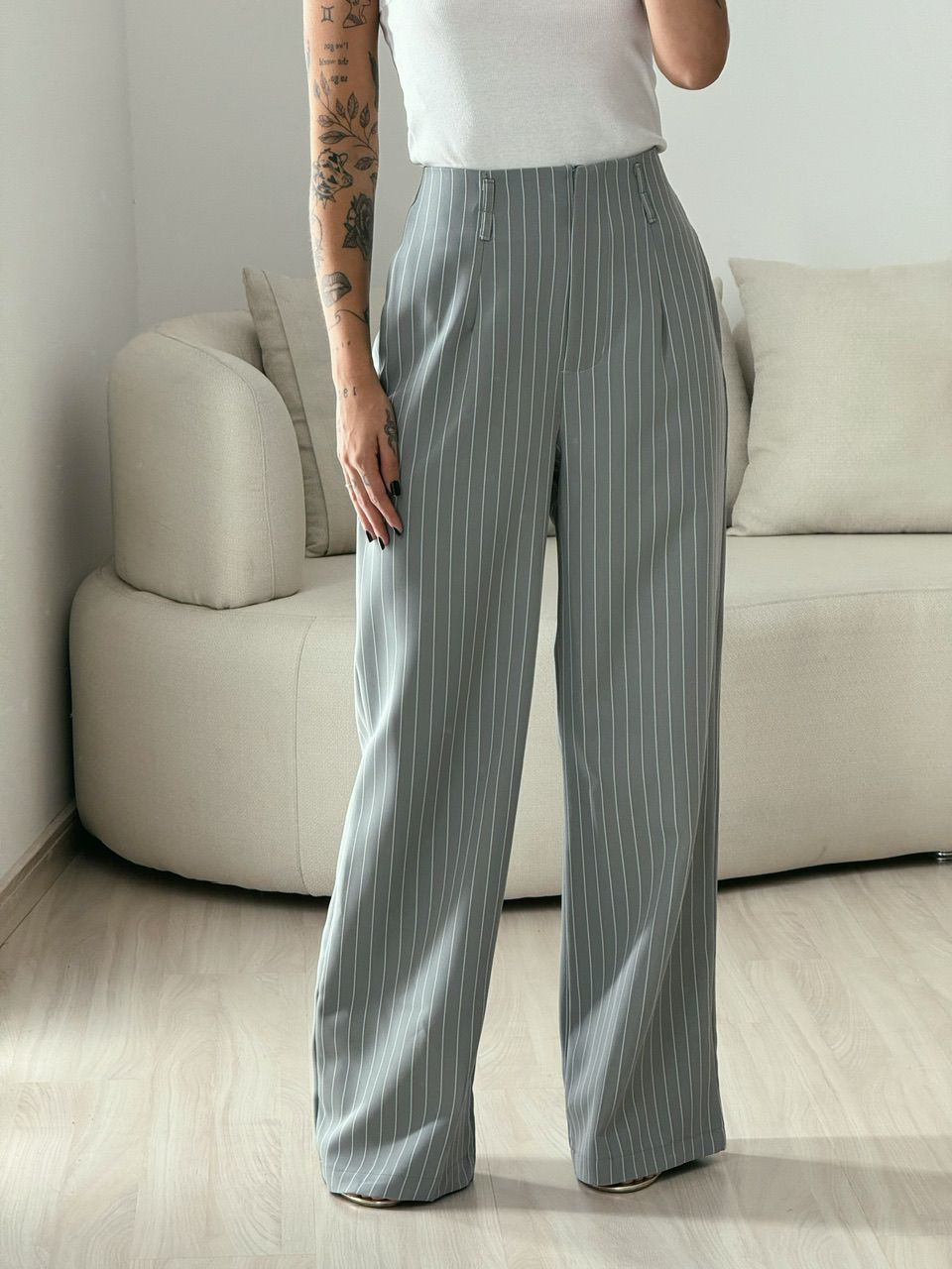 CALÇA RAFAELA RISCA DE GIZ CINZA