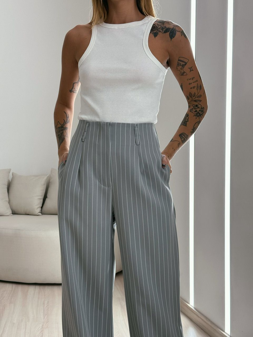 CALÇA RAFAELA RISCA DE GIZ CINZA