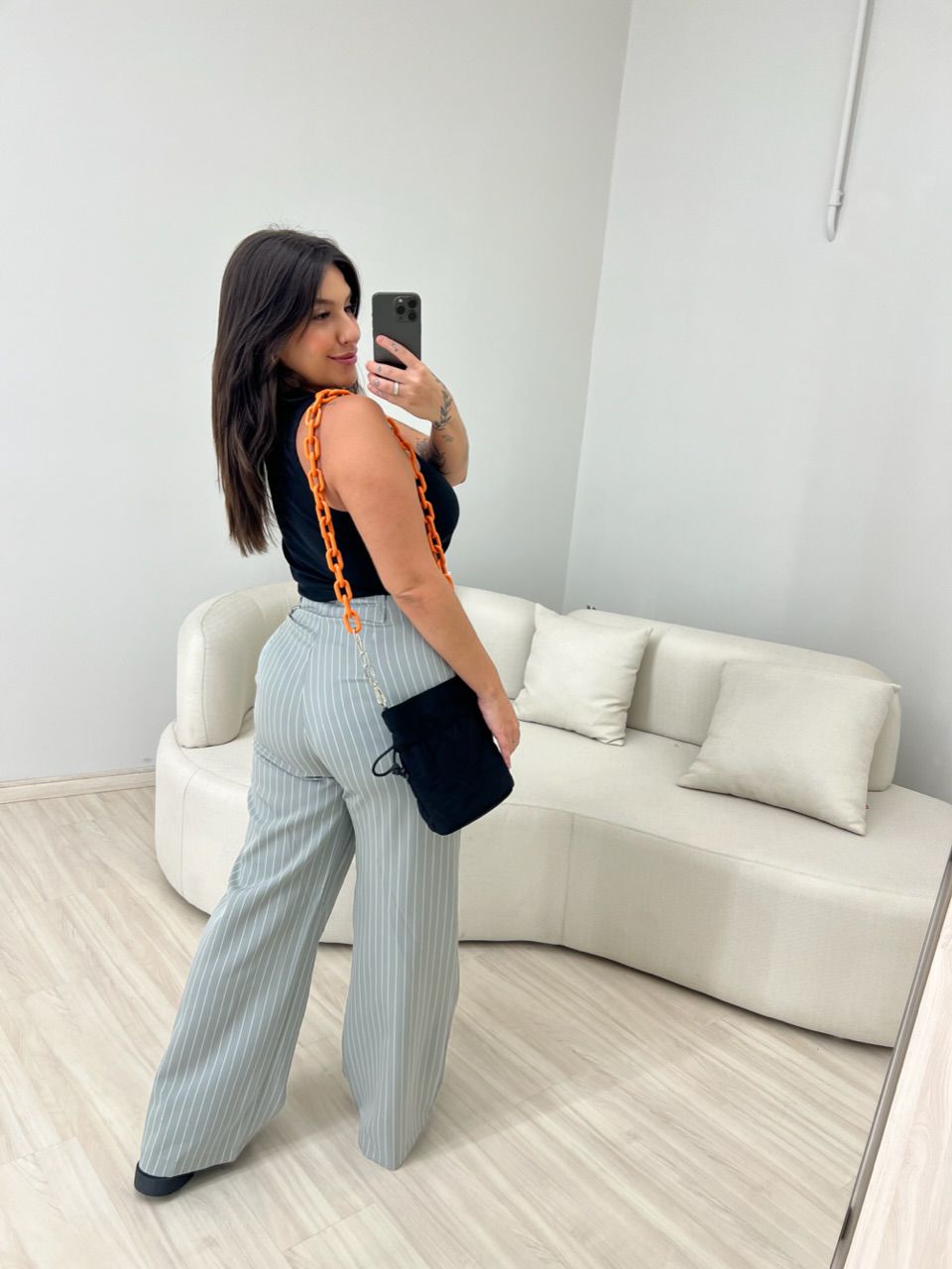 CALÇA RAFAELA RISCA DE GIZ CINZA