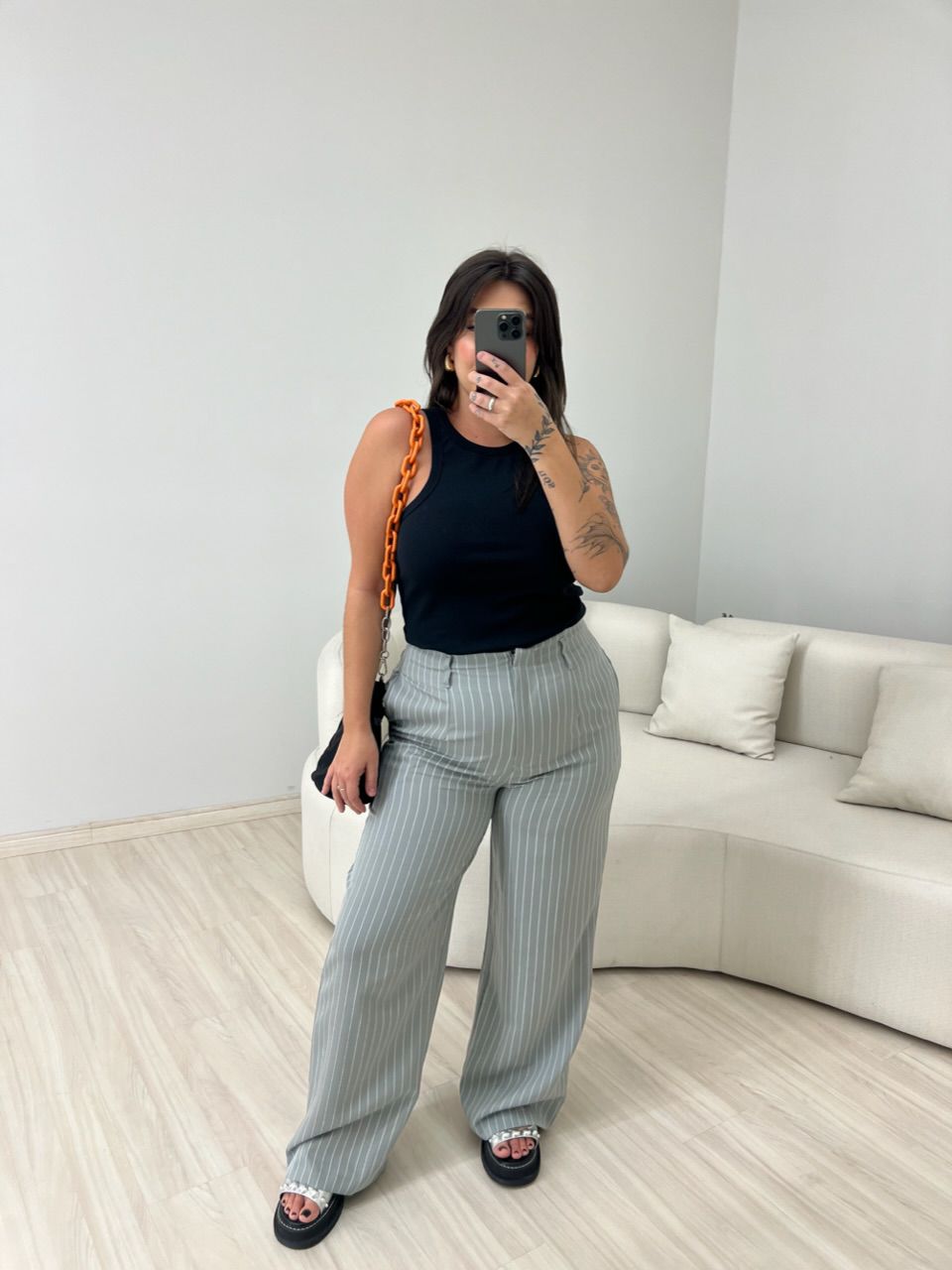 CALÇA RAFAELA RISCA DE GIZ CINZA