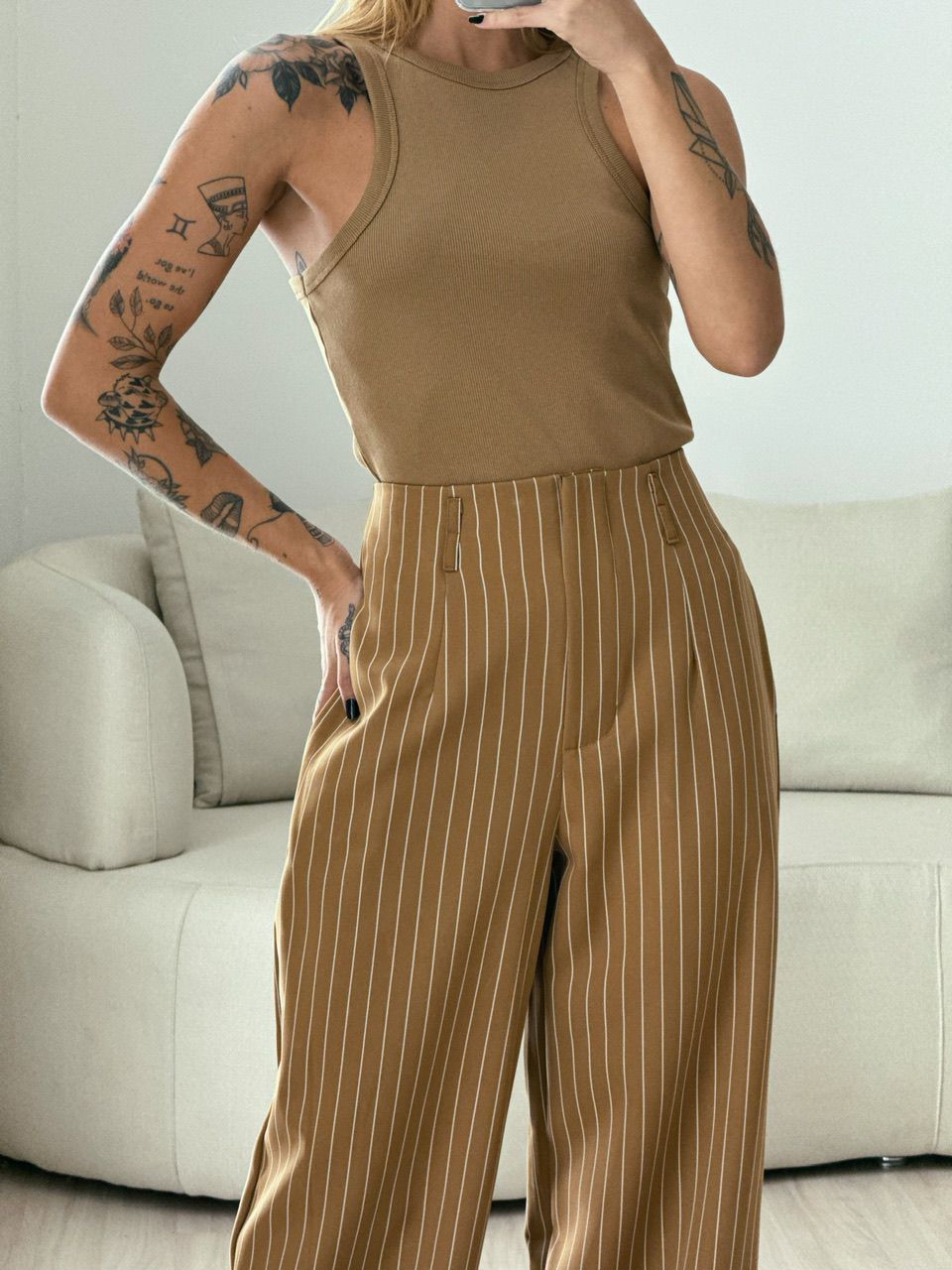 CALÇA RAFAELA RISCA DE GIZ MARROM