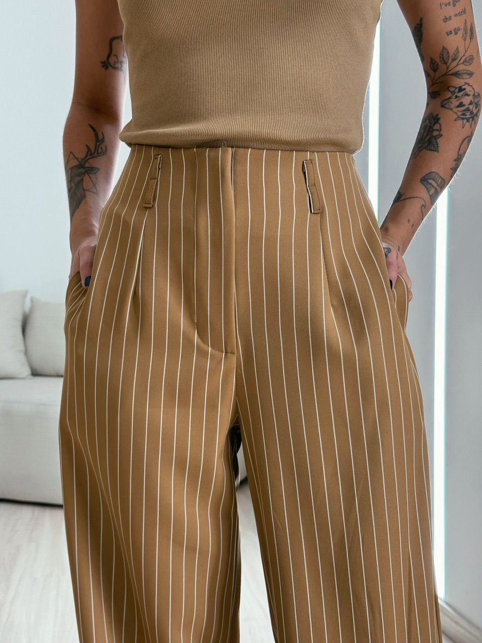 CALÇA RAFAELA RISCA DE GIZ MARROM