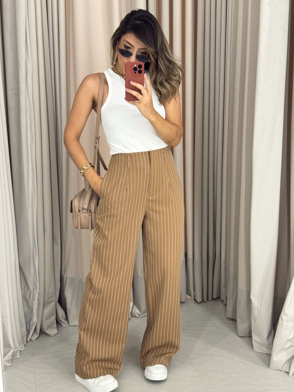 CALÇA RAFAELA RISCA DE GIZ MARROM