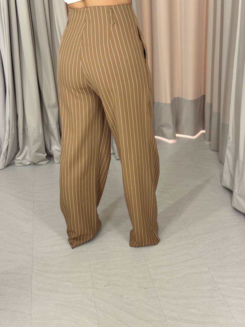 CALÇA RAFAELA RISCA DE GIZ MARROM