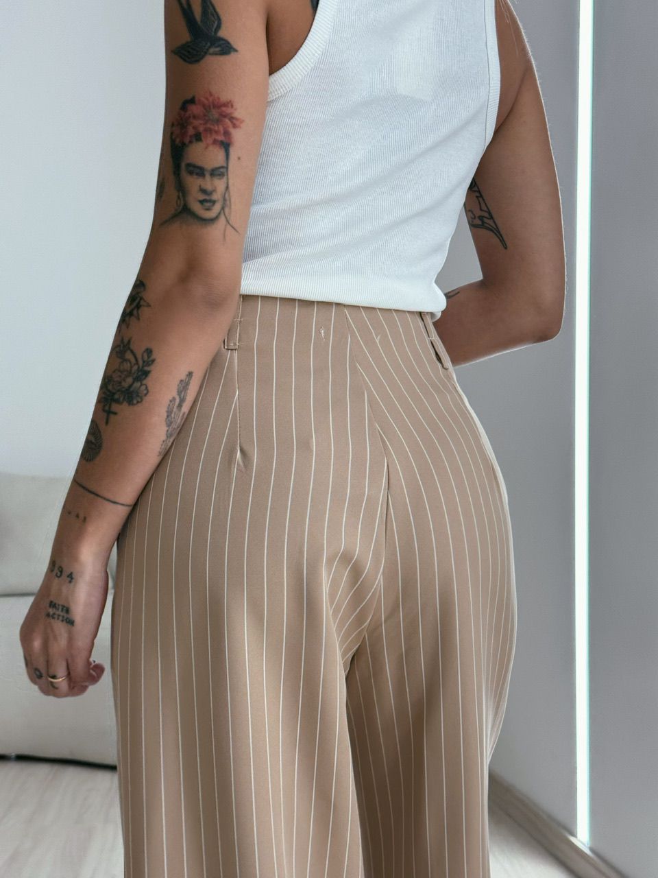 CALÇA RAFAELA RISCA DE GIZ NUDE