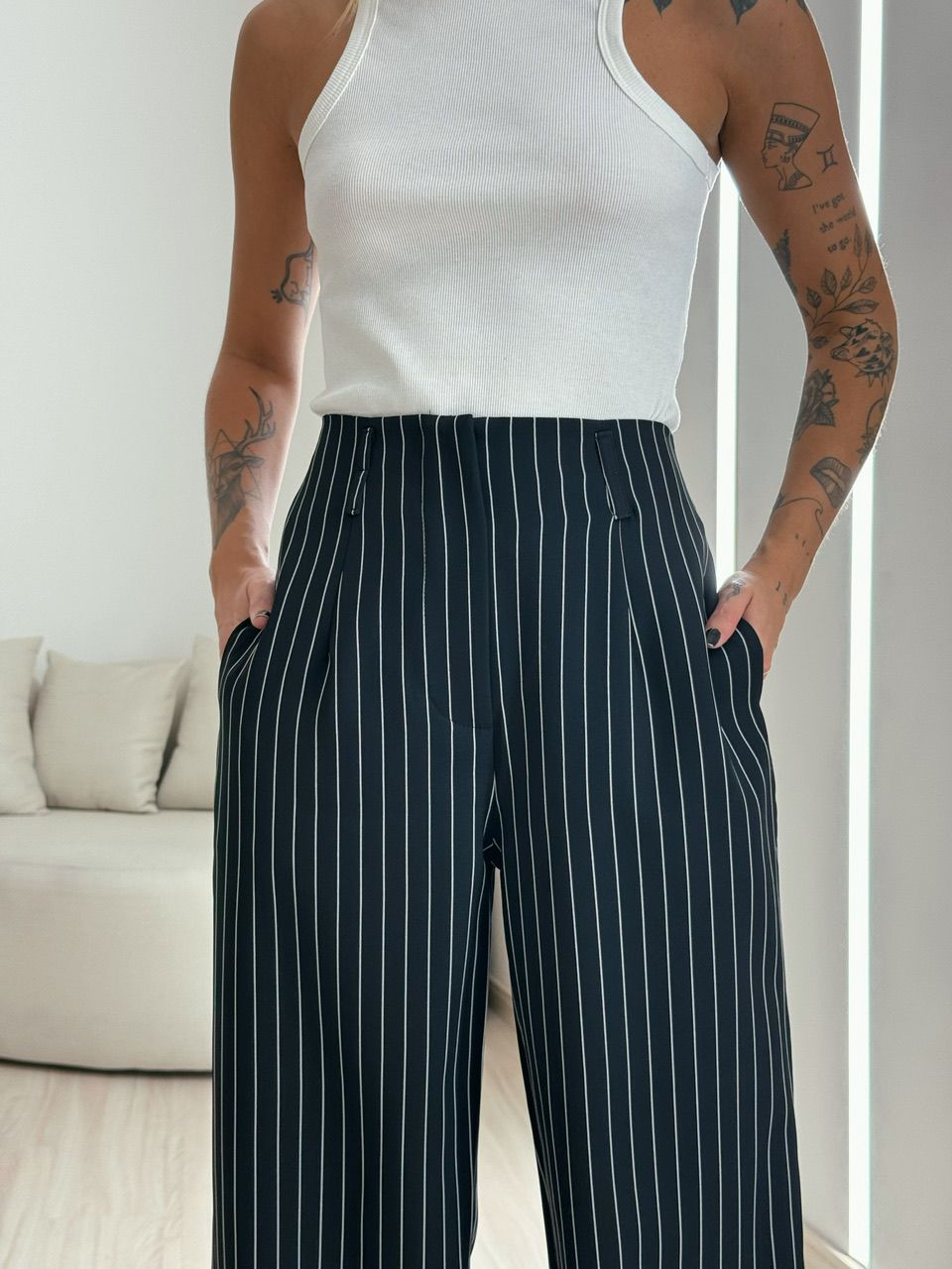 CALÇA RAFAELA RISCA DE GIZ PRETA