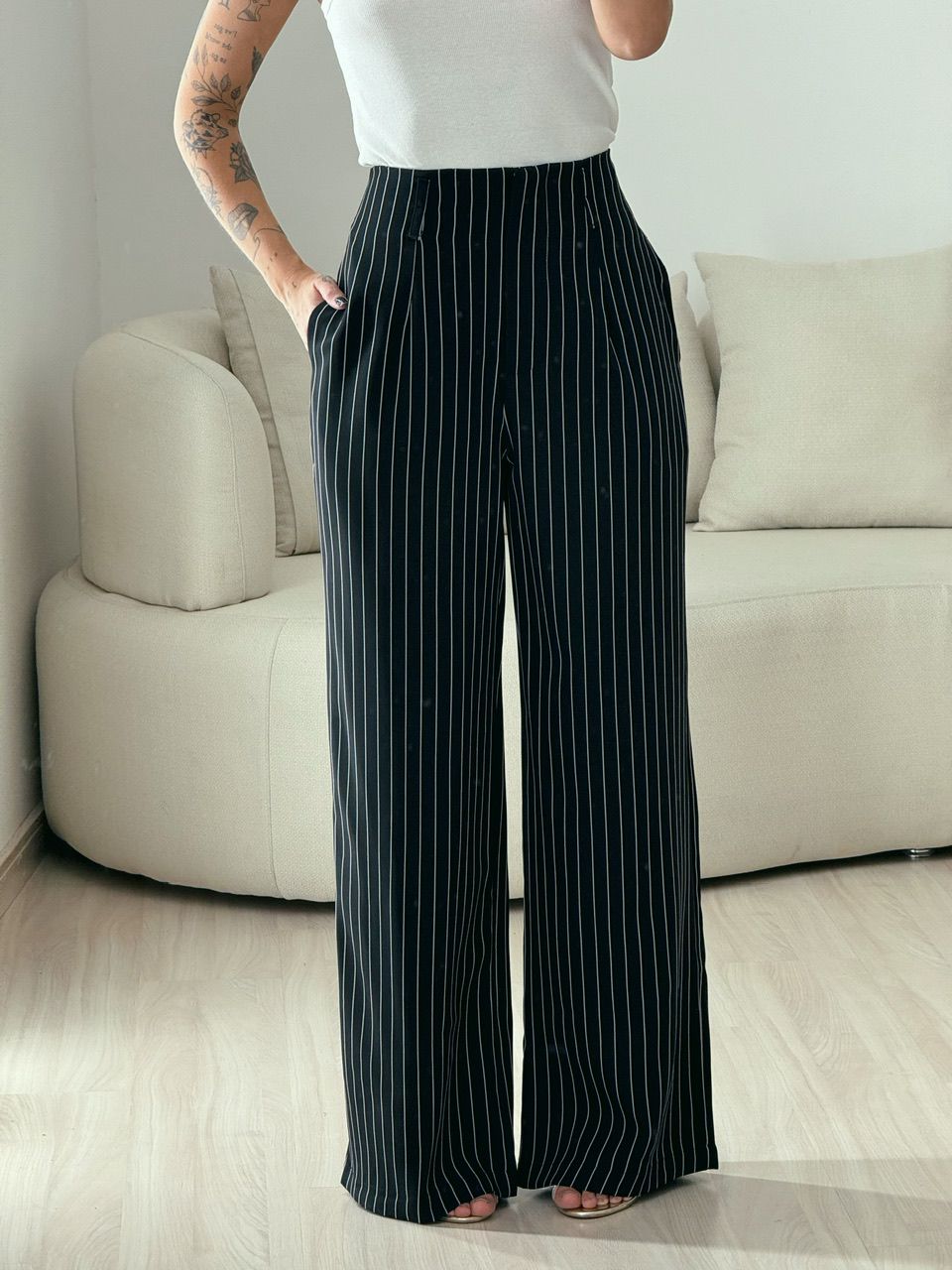 CALÇA RAFAELA RISCA DE GIZ PRETA