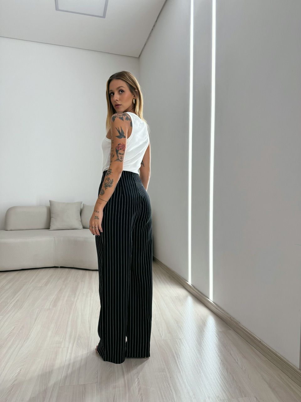 CALÇA RAFAELA RISCA DE GIZ PRETA