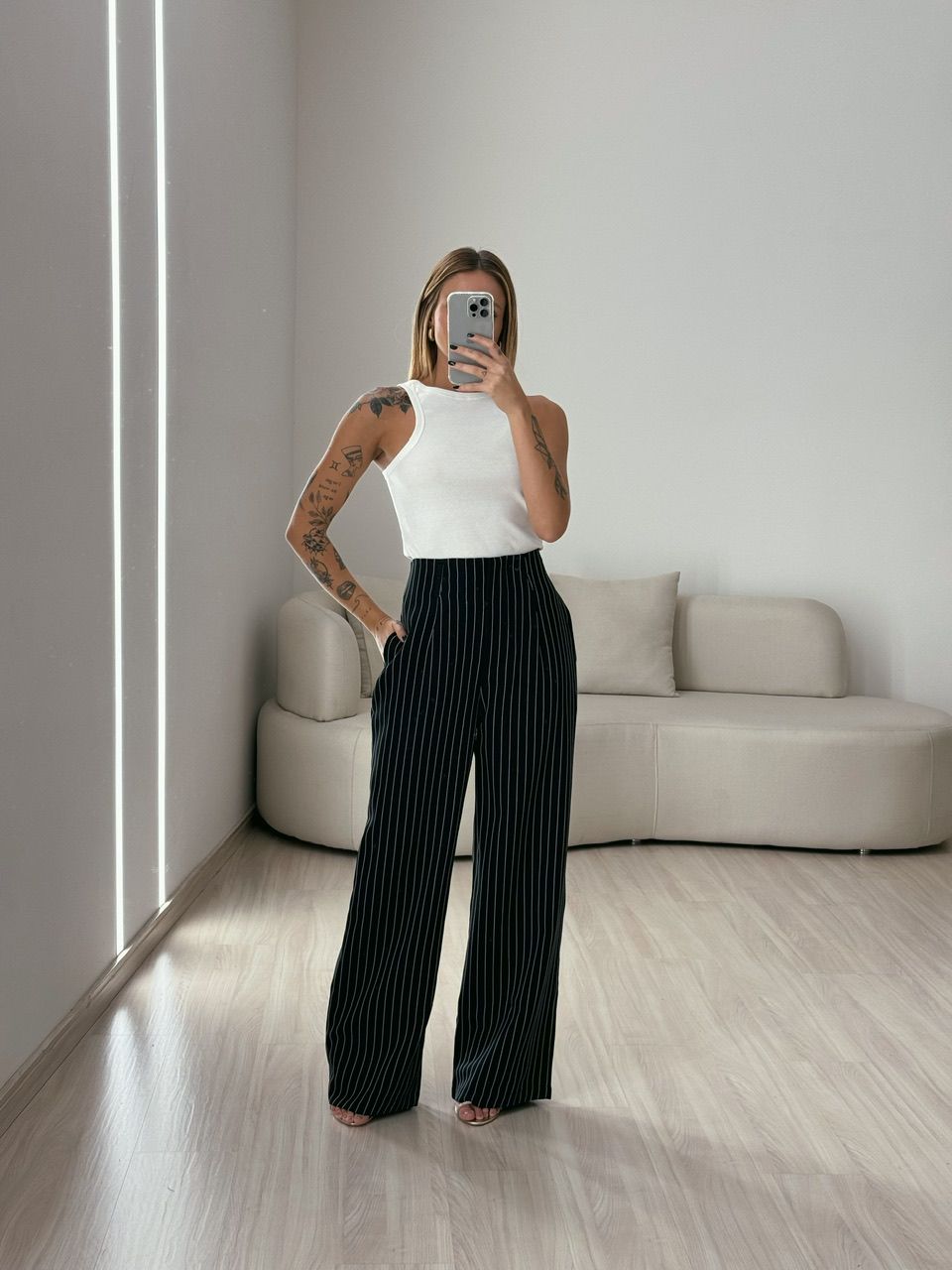 CALÇA RAFAELA RISCA DE GIZ PRETA