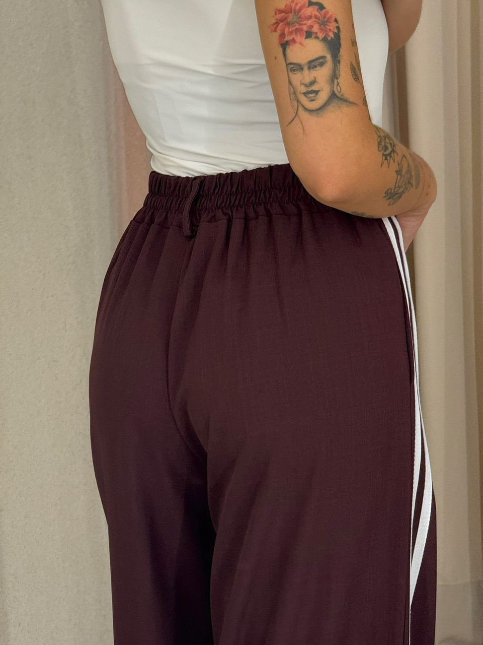 CALÇA KATHERINE LISTRAS CAFÉ