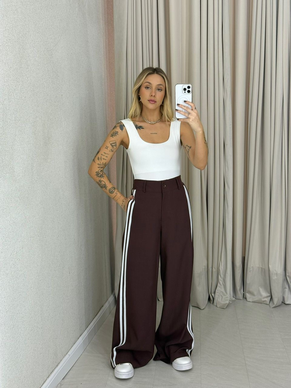 CALÇA KATHERINE LISTRAS CAFÉ