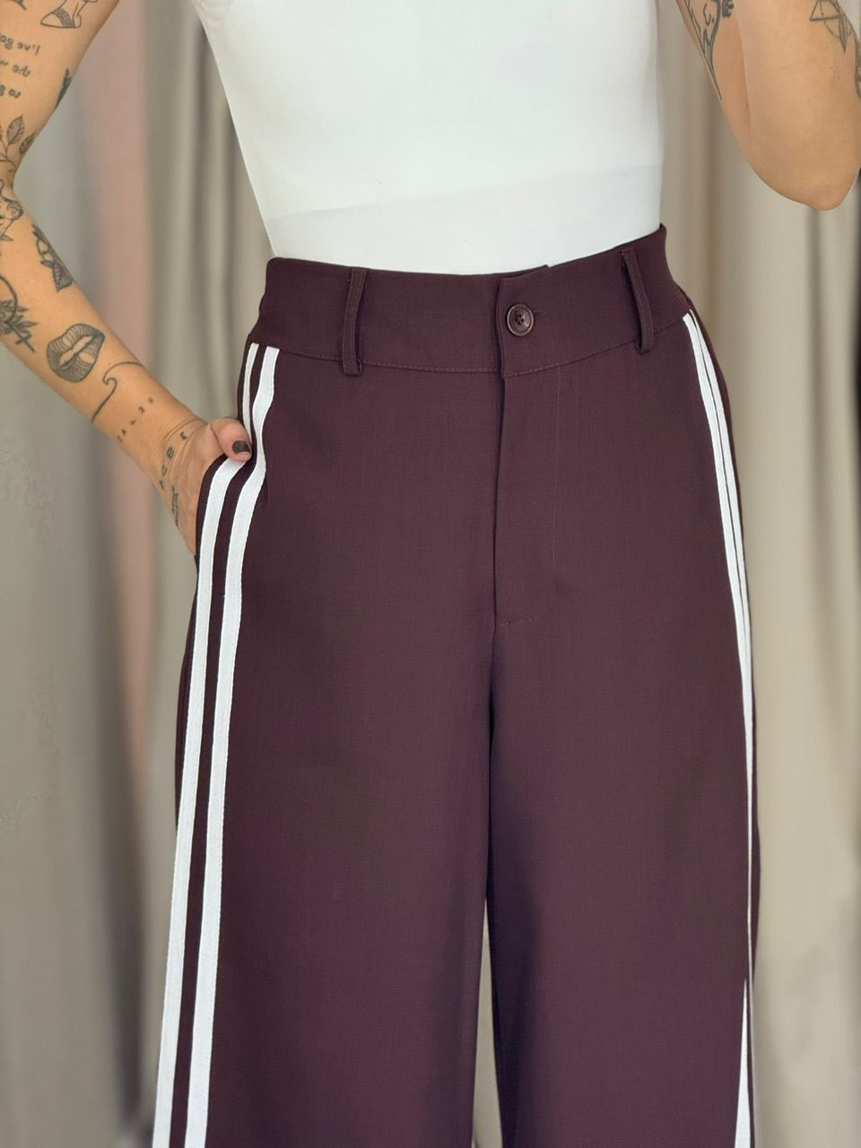 CALÇA KATHERINE LISTRAS CAFÉ
