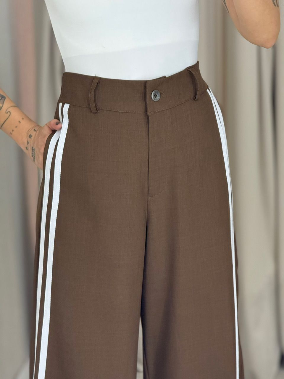 CALÇA KATHERINE LISTRAS MARROM