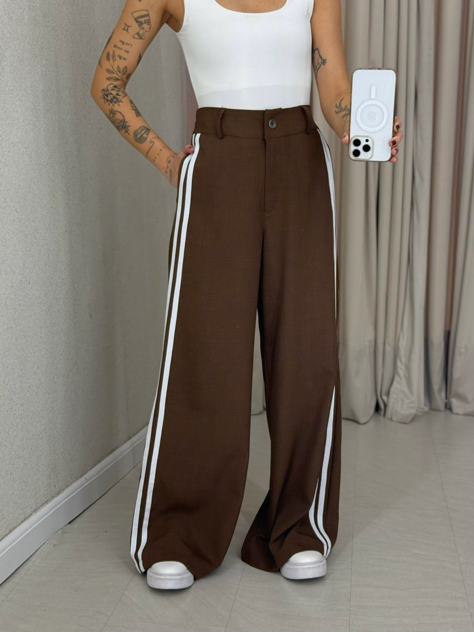 CALÇA KATHERINE LISTRAS MARROM