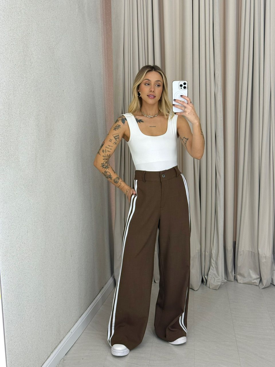 CALÇA KATHERINE LISTRAS MARROM