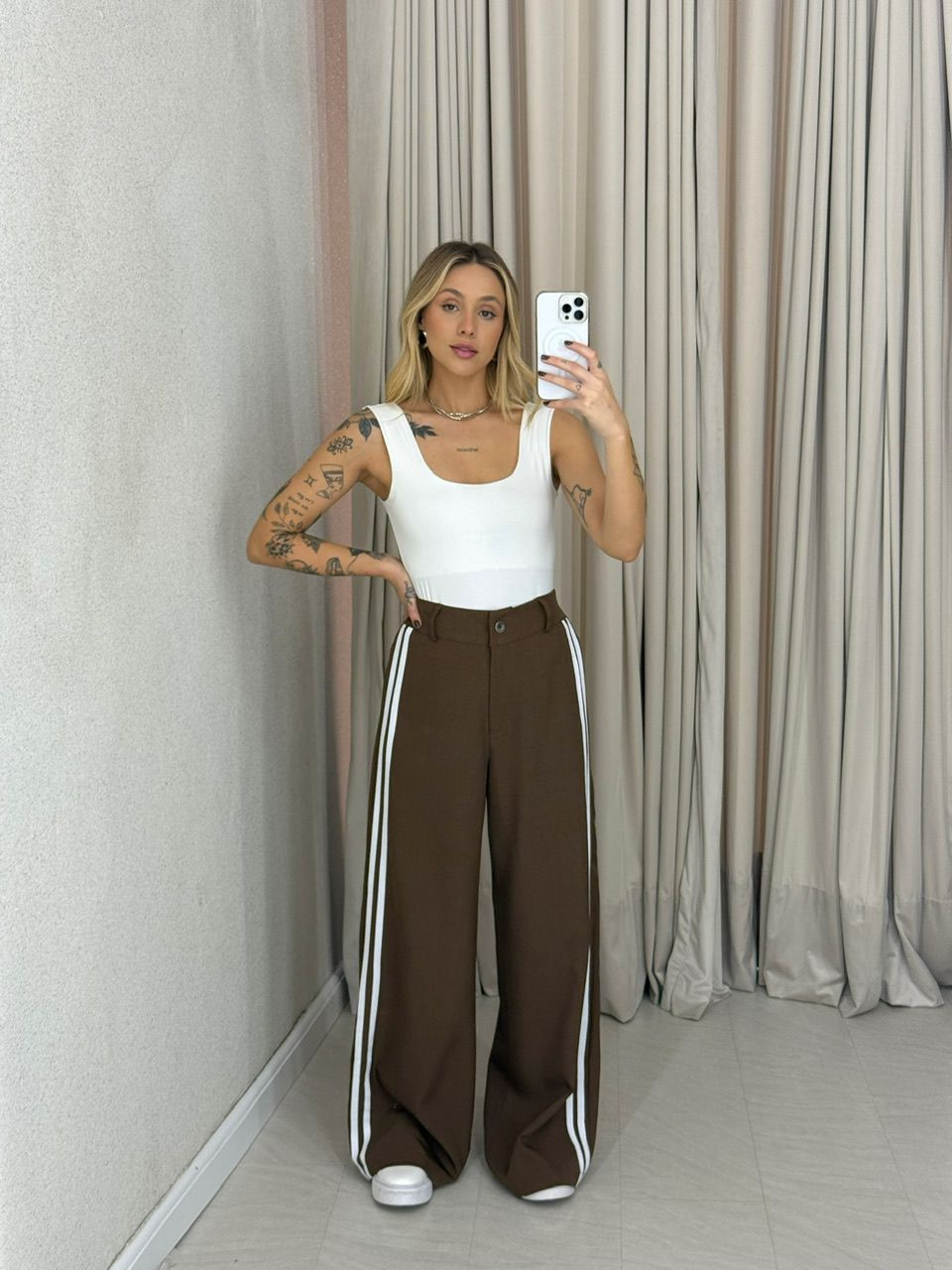 CALÇA KATHERINE LISTRAS MARROM