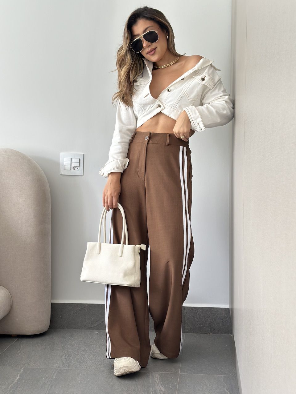 CALÇA KATHERINE LISTRAS MARROM