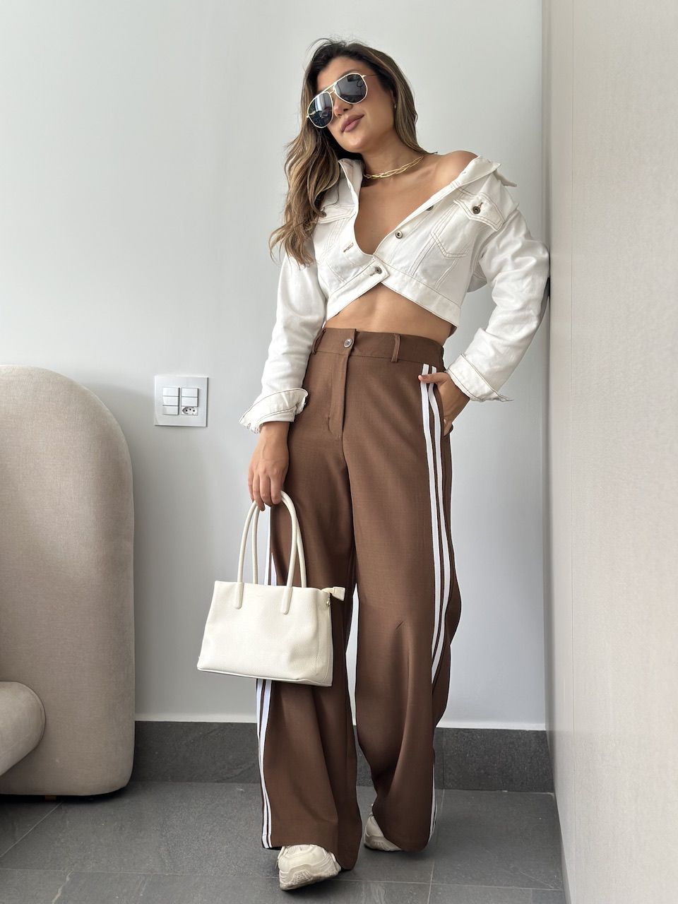 CALÇA KATHERINE LISTRAS MARROM - 0060640054 - CAROLLA FERRARO