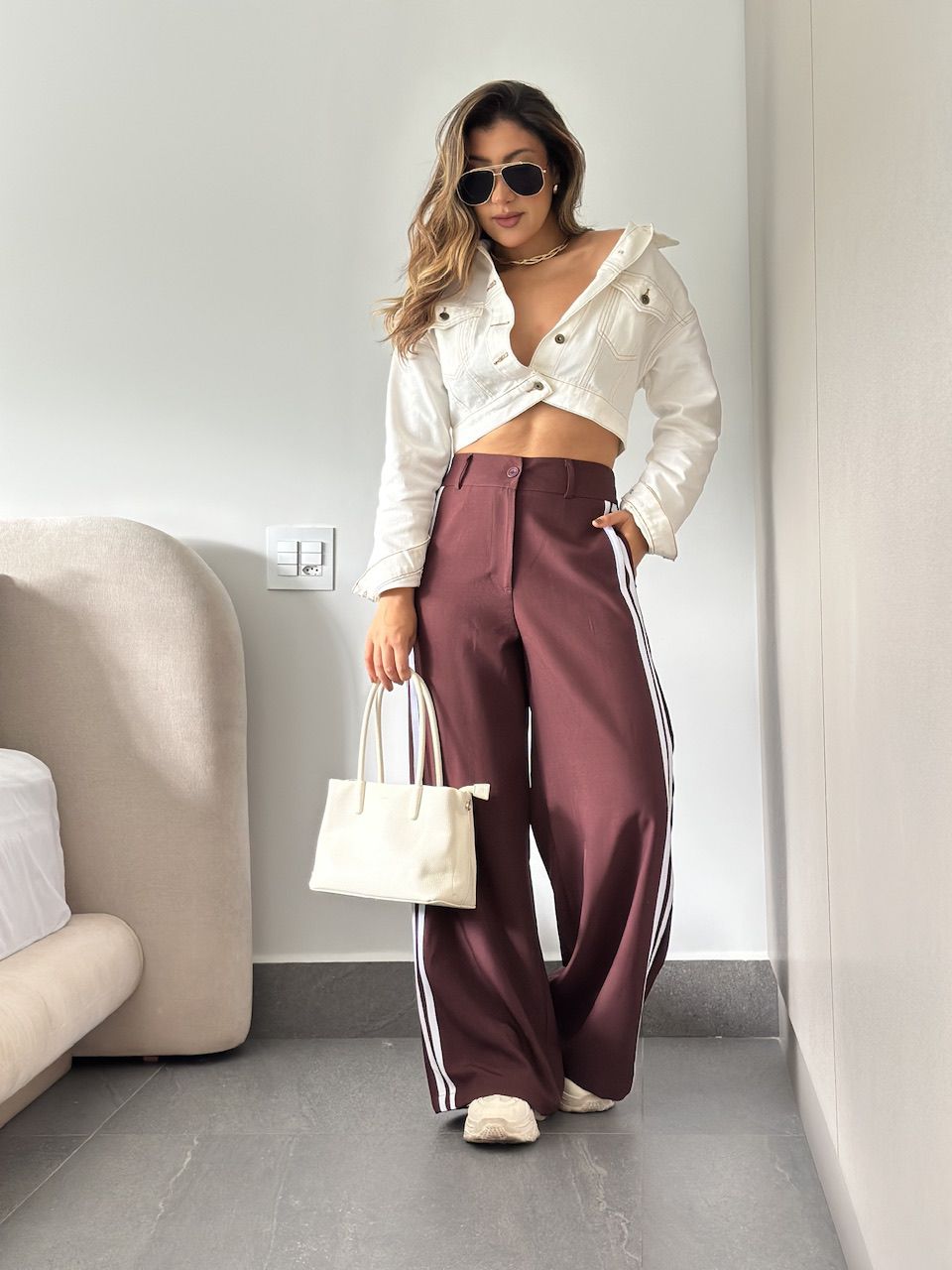 CALÇA KATHERINE LISTRAS CAFÉ